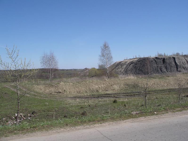 IMGP5127.JPG - типичный пейзаж в Тульской области - отвалы шахт