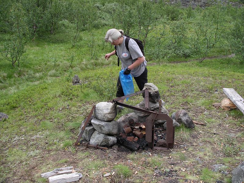 IMGP3019.JPG - вот такое мы соорудили кострище на нашей первой стоянке - деревьев нет - трос натянуть было негде