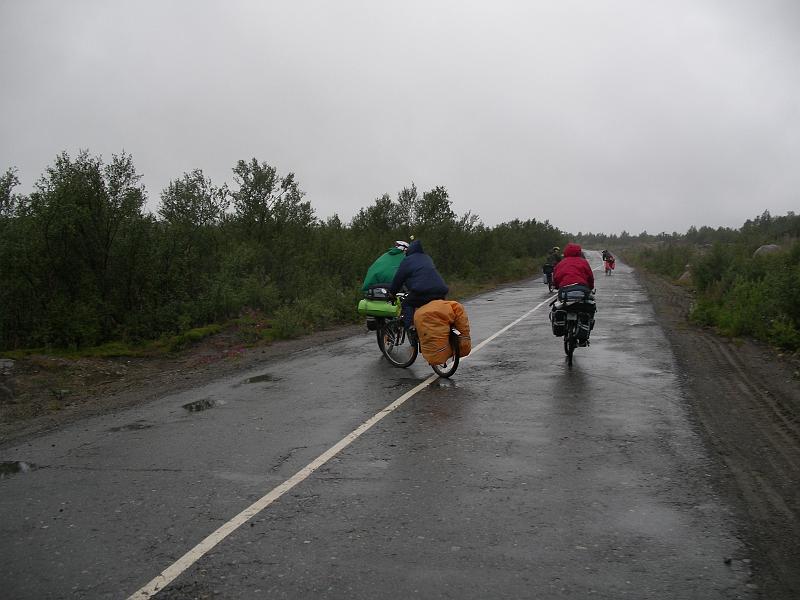 IMGP3163.JPG - едем вдоль границы, справа контрольно-следовая полоса (КСП), играем в салочки....